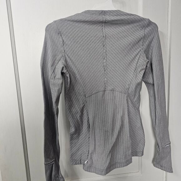 Lululemon Fittdd Athletic Shirt With Thumb Holes In Back Zipper Pocket Size 6 - Picture 1 of 6